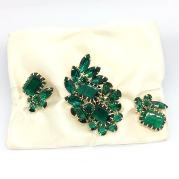 vintage Jewelry - VINTAGE EMERALD Rhinestone Brooch  Earring Set Green Glass Prong Clip on MCM